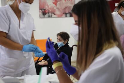Miembros del Servicio Extremeño de Salud (SES) comenzó la pasada semana a inocular la tercera dosis de la vacuna anticovid a los residentes de la residencia de Mayores Nuestra Señora de Perales De Arroyo de San Serán en Badajoz.