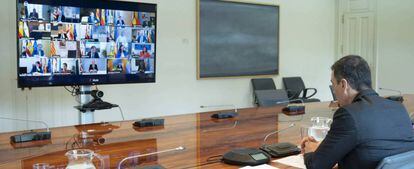 El presidente del Gobierno, Pedro Sánchez, en una reunión telemática con lospresidentes autonómicos.