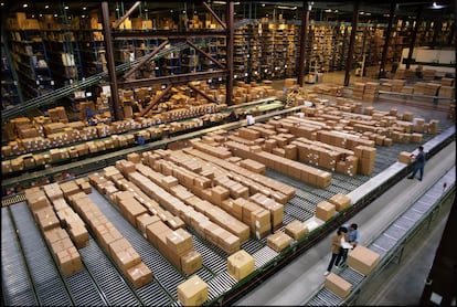 Vista general de un almacén de productos para venta online.