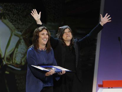 Las directoras de "Pelo malo" Mariana Rondón (derecha) y Marité Ugás, al recibir la Concha de Oro.