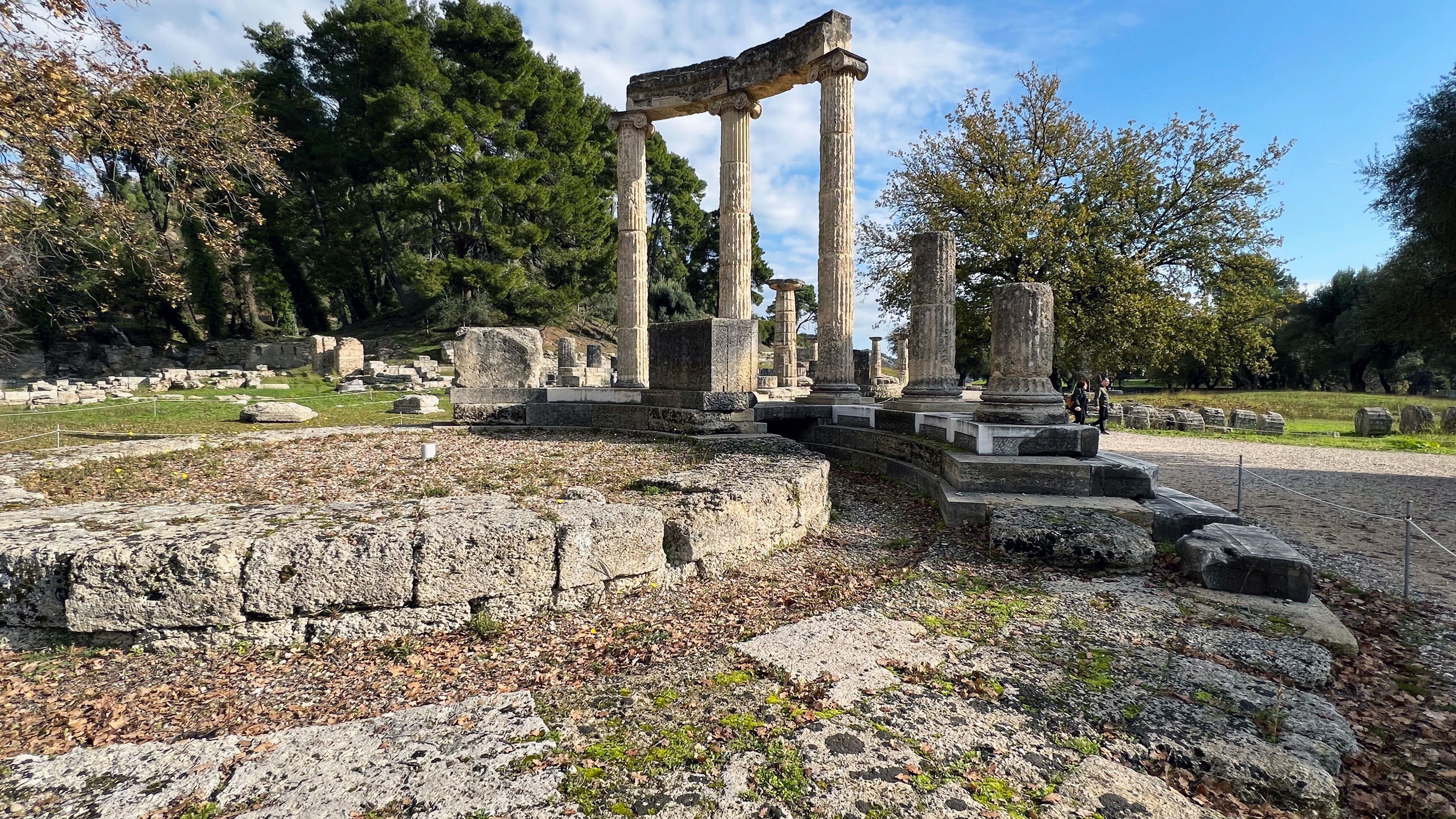 Restos del Filipeo, templo circular de orden jónico mandado construir por el rey Filipo II de Macedonia, padre de Alejandro Magno. 