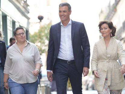 Pedro Sánchez y la vicepresidenta del Gobierno Carmen Calvo se reúnen con los colectivos LGTB en Madrid.