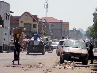 Varias personas, en una calle de Kinshasa en abril de 2017.