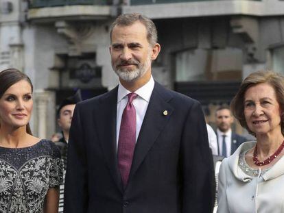 Los Reyes junto a la reina Sofía, a su llegada al teatro Campoamor / En vídeo, declaraciones del Rey Felipe VI