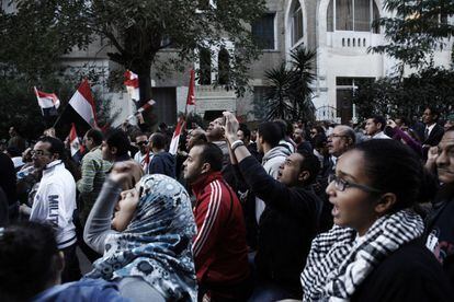 Manifestantes de la oposición lanzan soflamas contra el presidente Morsi durante una protesta en El Cairo.