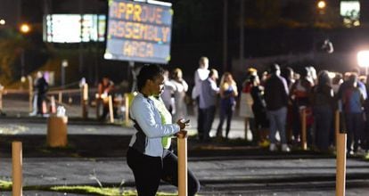 Manifestantes en Ferguson, anoche, toman un descanso.