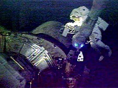 El astronuata James Reilly, durante sus trabajos en el exterior de la Estación Espacial.
