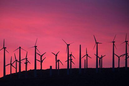 "Mire vuestra merced que aquellos que allí se parecen no son gigantes. sino molinos de viento".