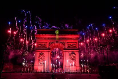 El Arco del Triunfo en París, durante los festejos del 31 de diciembre.