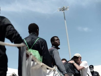 Migrantes del 'Aquarius' llegan al puerto de Valencia el pasado domingo.