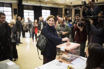 L'alcaldessa de Barcelona, Ada Colau, votant després d'haver hagut de tornar a  casa seva a buscar el DNI per poder exercir el dret a sufragi.