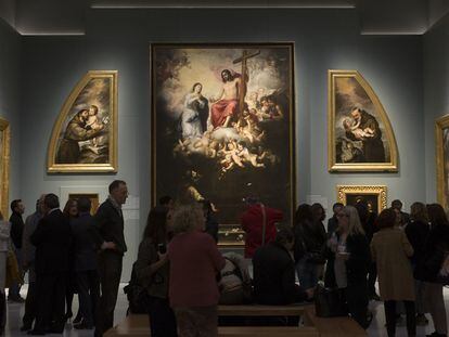 Vista de la exposición 'Murillo y los capuchinos de Sevilla' en el Museo de Bellas Artes. En el centro la obra 'El Jubileo de la Porciúncula'.