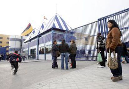 Familiares de inmigrantes detenidos en el Centro de Internamiento de Extranjeros de Aluche (Madrid).