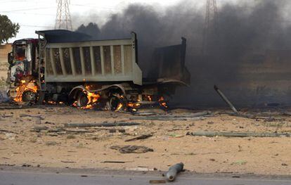 Un camión de municiones para los rebeldes que se dirigía a Ajdabiya, ardiendo.