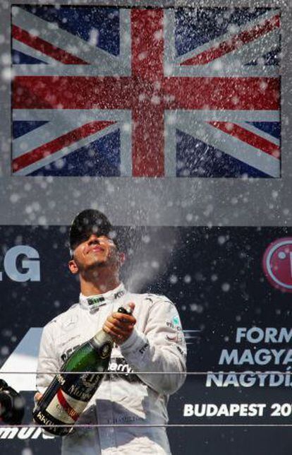 Hamilton celebra la victoria en Hungría
