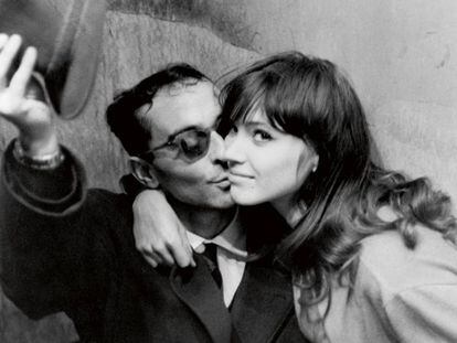 Anna Karina junto a Jean-Luc Godard, en una imagen de archivo tomada en París.