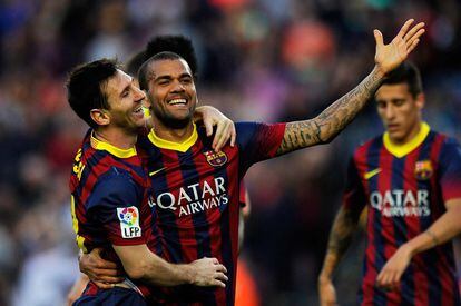 Lionel Messi (a l'esquerra) i Dani Alves, després del sisè gol del Barça contra l'Osasuna el 2014.