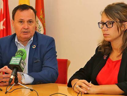 El alcalde de Coslada, Ángel Viveros, junto a la concejal de Recursos Humanos, Macarena Orosa, tras el pleno.