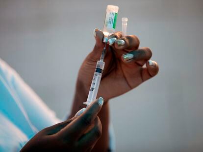 Un trabajador sanitario prepara una dosis de la vacuna de AstraZeneca, en Río de Janeiro, Brasil.
