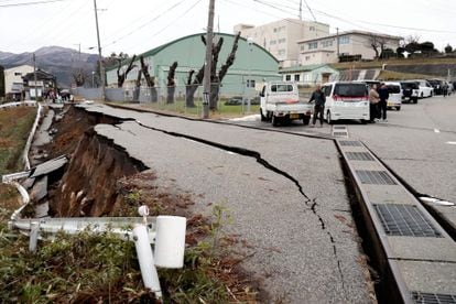 Un carretera dañada tras el terremoto en la ciudad de Wajima, en la prefectura de Ishikawa (Japón), este lunes. 