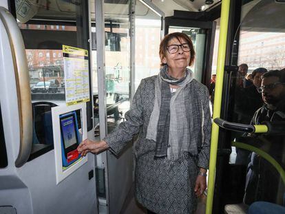 La delegada de Movilidad del Ayuntamiento de Madrid, Inés Sabanés, presenta el nuevo pago con tarjeta de crédito en los autobuses de la EMT. 