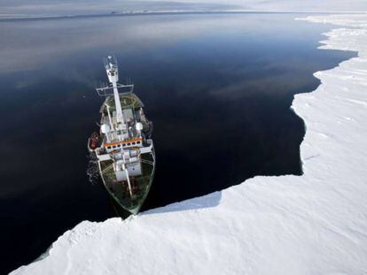El rompehielos 'Arctic Sunrise' en aguas del Ártico.