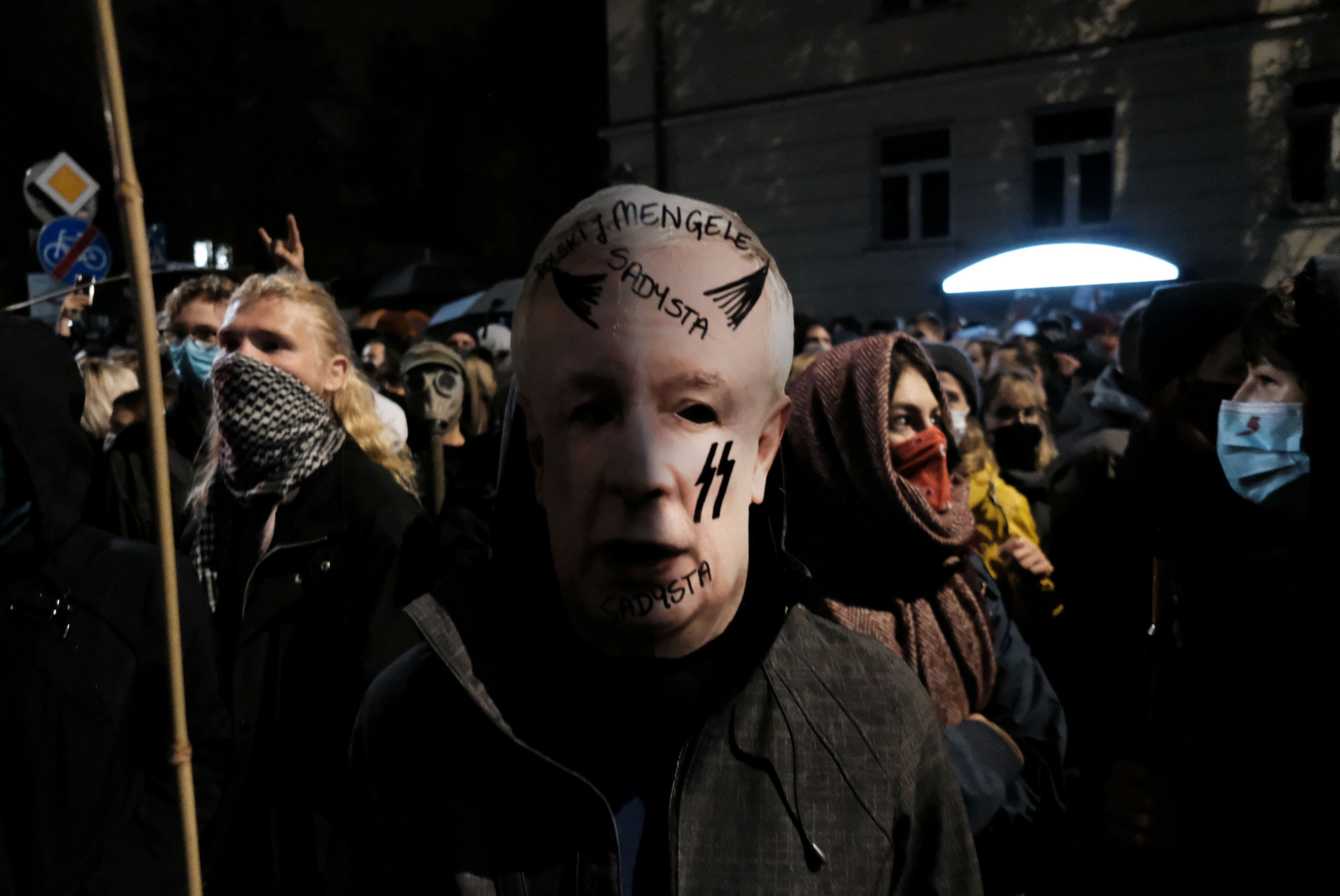 Un hombre protesta en Varsovia, con una máscara contra el presidente del partido de gobierno en Polonia, Jaroslaw Kaczynski, contra la modificación de la ley del aborto, en 2020. 