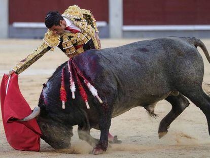 Emilio de Justo, con el sexto toro de la corrida de hoy en Las Ventas.