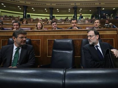 Mariano Rajoy y Rafael Catalá, durante la sesión de control al Gobierno.