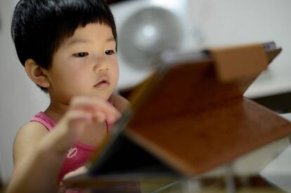 La pequeña Jiang Siqi, nacida en 2012, es una de las muchas niñas adictas a los dispositivos móviles que han desarrollado miopía a una edad prematura.