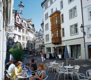 Terraza en el centro histórico de St. Gallen, en Suiza.