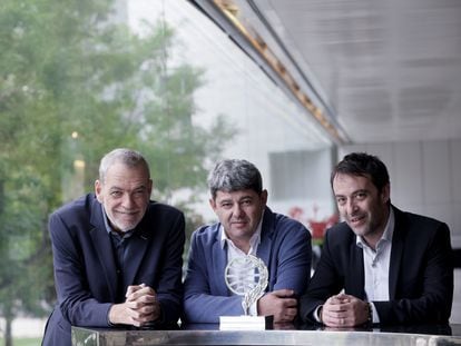 El trío de escritores y guionistas Jorge Díaz (i), Antonio Mercero (c) y Agustín Martínez (d), que se ocultaba tras el seudónimo de Carmen Mola, tras recibir el Premio Planeta.