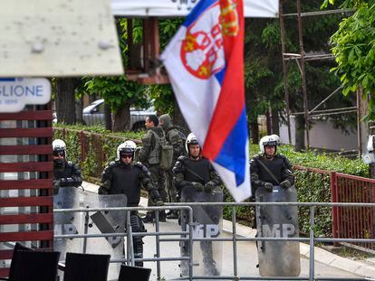 Efectivos de la KFOR vigilan el ayuntamiento de Zvecan, en el norte de Kosovo, este martes.
GEORGI LICOVSKI (EFE)