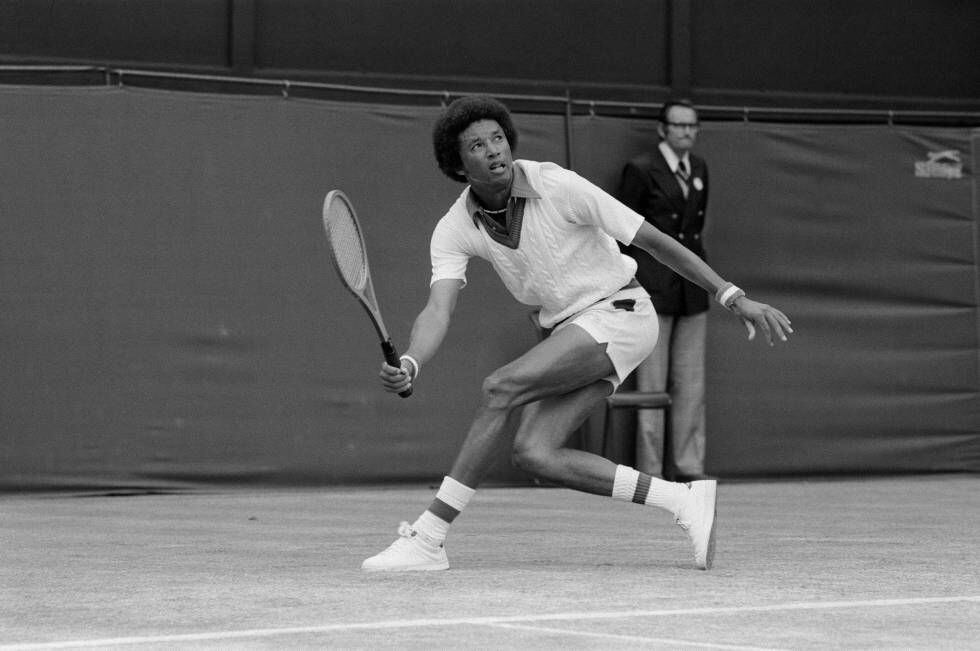 Arthur Ashe jugando contra Brian Gottfried en 1975, el año que ganó Wimbledon.