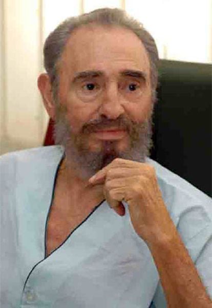 Una foto de Fidel Castro, convaleciente, distribuida hoy.