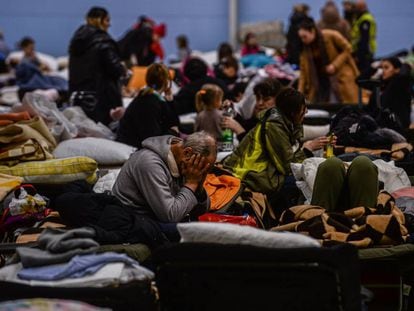 Refugiados ucranianos en un albergue temporal en Polonia.