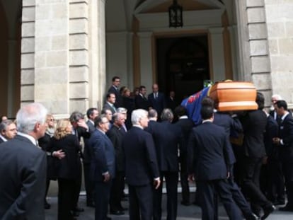 Llegada del féretro a la capilla ardiente en el Ayuntamiento de Sevilla.