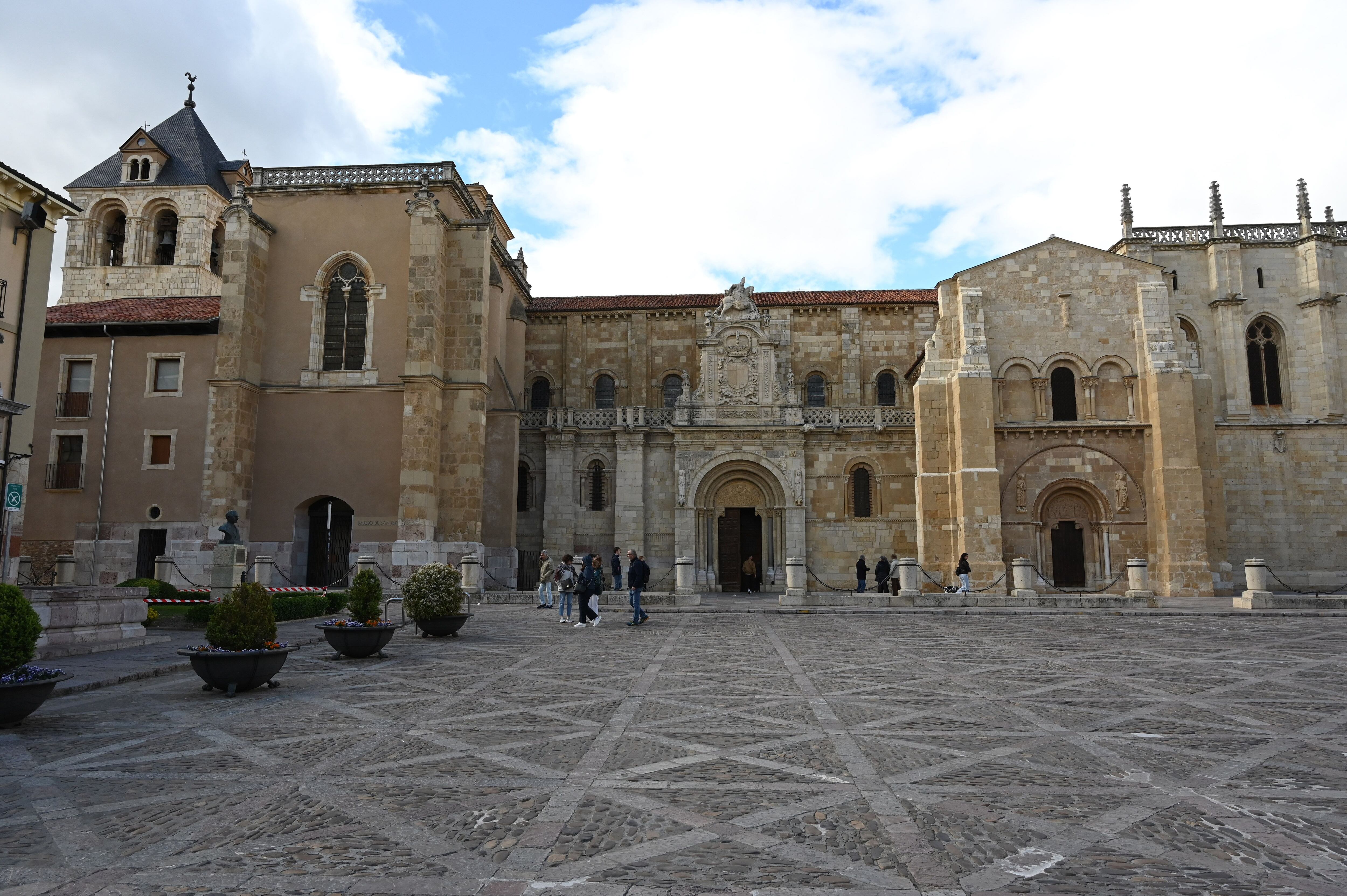 Exterior de la colegiata de San Isidoro de León, que acoge el museo, ahora reformado.