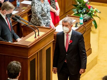 El líder del Partido Democrático Cívico y candidato a primer ministro Petr Fiala (a la izquierda) y el líder de ANO y hasta ahora primer ministro checo, Andrej Babis, en la Cámara de Diputados el 8 de noviembre.