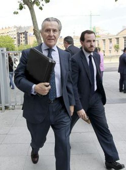 El expresidente de Caja Madrid Miguel Blesa (izda) a su llegada a los juzgados de Plaza de Castilla.