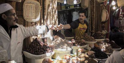 Un cliente paga su compra en el mercado de Fez, en Marruecos