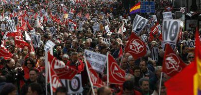 Participantes en la manifestaci&oacute;n de Madrid exhiben pancartas contra los recortes del Gobierno de Rajoy. 