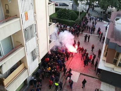 Varias personas encienden bengalas frente al bar La Jarra, frecuentado por los Boixos Nois.