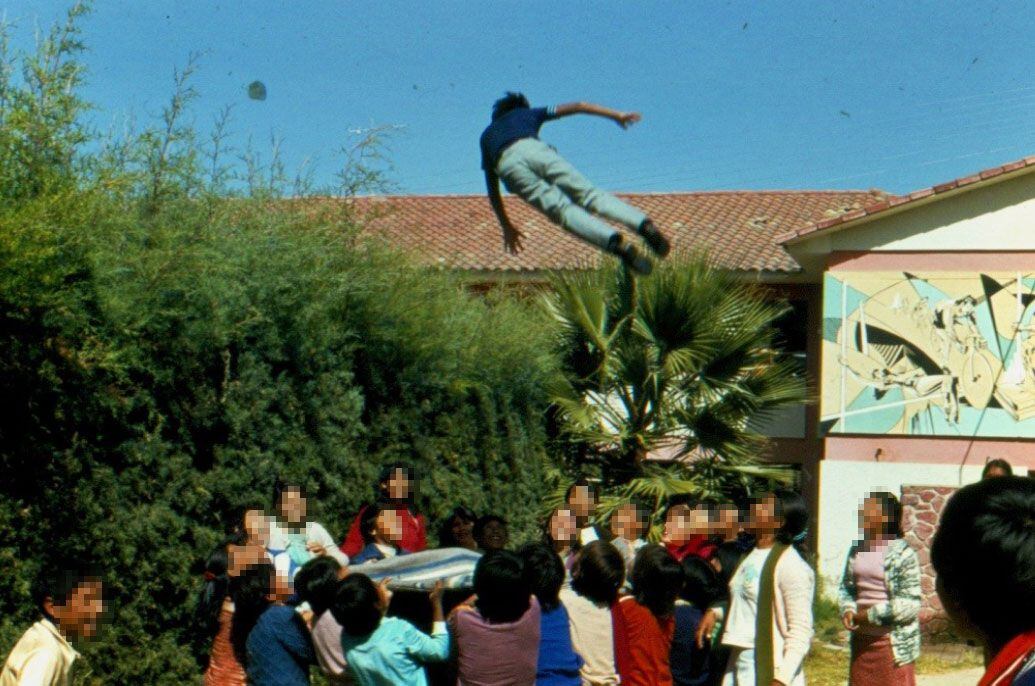 Un grupo de alumnos del colegio Juan XXIII, Cochabamba, juegan en el patio.