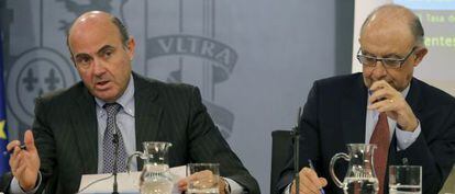 Los ministros de Economía, Luis de Guindos, y Hacienda, Cristóbal Montoro.