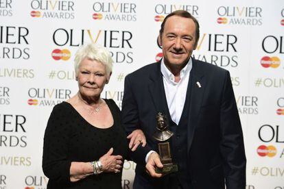 Judy Dench y Kevin Spacey, ganador anoche del Premio Especial de los Olivier.