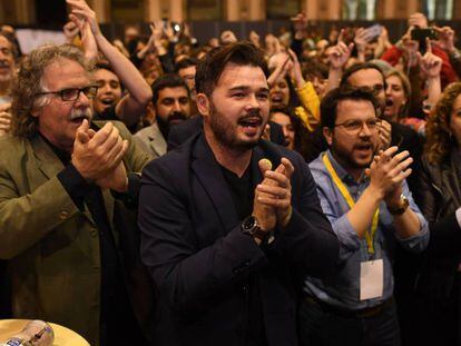 Miembros de ERC celebran los resultados de las elecciones del 28A en Barcelona. 