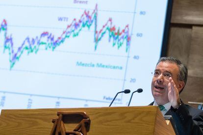 El gobernador del Banco de México, Alejandro Díaz de León, durante la presentación de un informe.