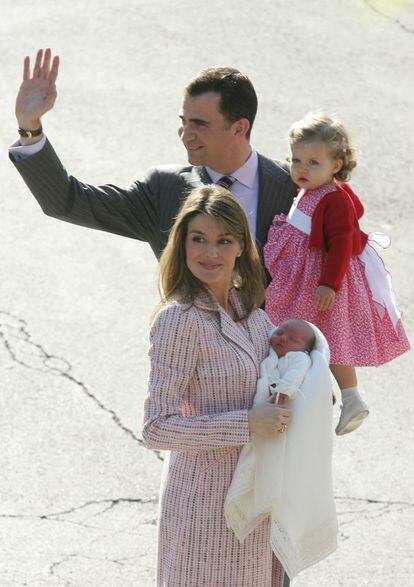 Los príncipes de Asturias, Felipe y Letizia, presentan en sociedad a la infanta Sofía, el 4 de mayo de 2007.