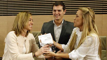Carmen Chacón (PSOE) y Albert Rivera (Ciudadanos), en un acto de apoyo a Lilian Tintori, esposa del opositor venezolano encarcelado Leopoldo López.